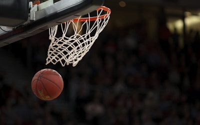 篮球运动员在NBA比赛中投篮的精彩动作